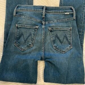 Mother Jeans size 25
The mid rise dazzler ankle fray